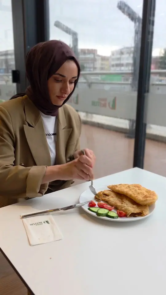📍 Düzce Asar Kemer Park
🥟 Çıtır çıtır çiğ börek keyfi!

Şehrin merkezinde Asar Deresi ile iç içe bir atmosferde, enfes lezzetlerin tadını çıkarmak gibisi yok. Dışı çıtır, içi bol harçlı çiğ börek burada bir başka güzel! 😋
Hem manzara hem de lezzet bir arada! 🌿☀️

📸 #LezzetDurakları #DüzceYemek #AsarKemerPark #ÇiğBörekZamanı #DoğadaLezzet #gurmekesifler