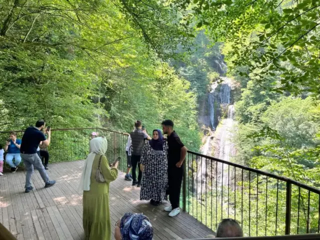 🎉 Bayramda Sosyal Tesislerimize Ziyaretçi Akını! 🏞️☕🍽️
Bayramın coşkusunu Düzce Belediyesi sosyal tesislerinde yaşadık! Hemşehrilerimizin yoğun ilgisiyle tesislerimiz dolup taştı, aileler sevdikleriyle keyifli vakit geçirdi. 🌸

Lezzetli ikramlarımız, huzurlu ortamımız ve güler yüzlü personelimizle hizmetinizdeydik, her zaman da olmaya devam edeceğiz. 🙌

Tüm misafirlerimize teşekkür ederiz, sizlerle daha güzeliz! 💙

#DüzceBelediyesi #BayramBereketi #SosyalTesislerimiz #BirlikteGüzeliz
