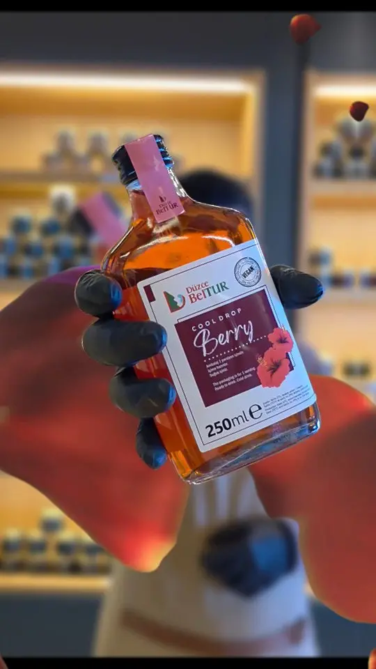 💚🌺 Yeşil Kahve & Beri Hibiscus bir araya geldi, doğanın tazeliği bu şişede buluştu! Adına Cool Drop Bery denildi...
🍓 Orman meyvesi aromalı bu eşsiz içecek, tamamen Beltur mutfağında hazırlandı.
🧊 İlk şişe ise sizin için açıldı...

Tadı, enerjisi ve doğallığıyla fark yaratmaya hazır!
Denemeye cesaretin var mı? 👀✨

#BelturLezzeti #DoğadanGelenTat #OrmanMeyveliEnerji #yenitatlarburada