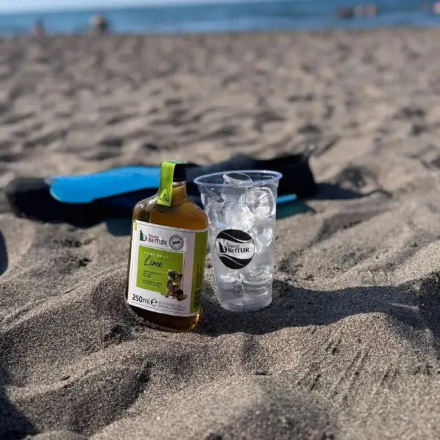 🏖️ Kumun Üzerinde Serinlik, Saklıkoy’da Tatilin En Taze Hali!
Saklıkoy Otel’in eşsiz sahilinde güneşin tadını çıkarırken, Bettur Cool Drop Lime ile içinizi ferahlatmaya ne dersiniz? 🧊🍋

🍃 Vegan, doğal ve buz gibi!
Serinletici bir yudumla sıcağı unutun, tatilin keyfine varın.

📍SaklıKoy Otel
#CoolDropZamanı #BetturLezzeti #SaklıkoydaTatildeyim #DenizeSıfırSerinlik #LimeFresh