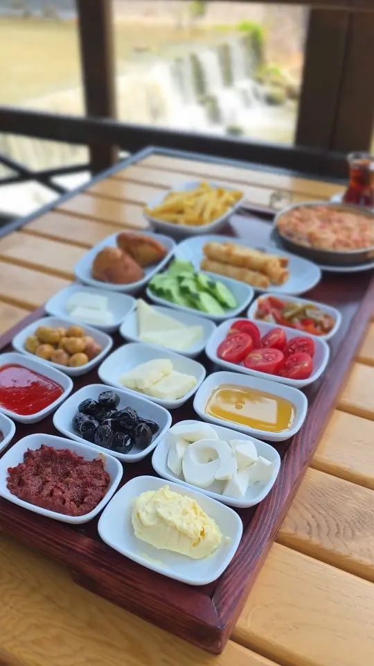 📍 Düzce’de doğayla iç içe bir sabah yaşamak isteyenlere sesleniyoruz!

Güne 23 Nisan Kahvaltı Evi'nde nefis bir kahvaltıyla başlayabilirsiniz.  Sıcak çay, taptaze lezzetler ve huzur dolu bir ortam 🌿
Asar Deresi'nde balıklar suyun üstünde dans ederken, leylekler av peşinde! 🐟🕊️
İzlemesi o kadar keyifli ki anlatılmaz, yaşanır…

📍23 Nisan Kahvaltı Evi

Eğer siz de hem damağınıza hem ruhunuza iyi gelecek bir gün istiyorsanız, bu rotayı mutlaka deneyin! 💚
#Düzce #AsarDeresi #23NisanKahvaltıEvi #DoğadaKahvaltı #HuzurDoluAnlar #LeylekGözetleme #BalıkZamanı